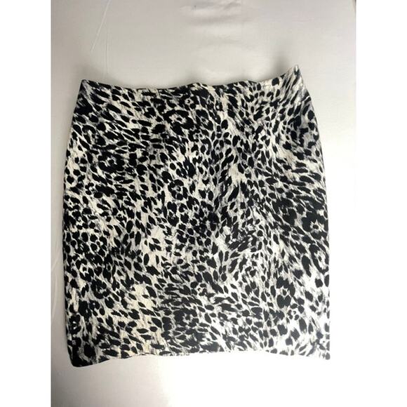 St. John Dresses & Skirts - St. John Animal Print Pencil Skirt Silk Blend Elevated Basics Size 14 Mob Wife